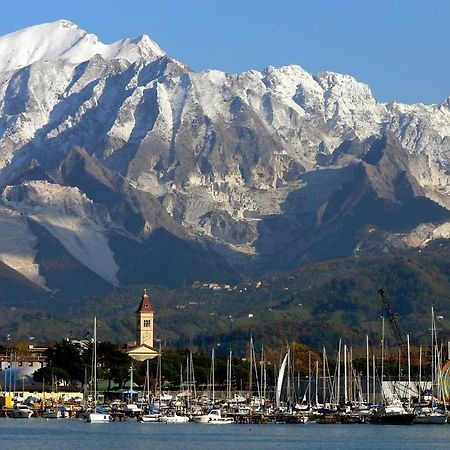 Between Pisa And 5 Terre Marina Di Carrara Bagian luar foto