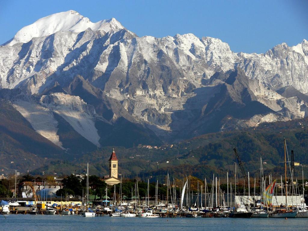Between Pisa And 5 Terre Marina Di Carrara Bagian luar foto